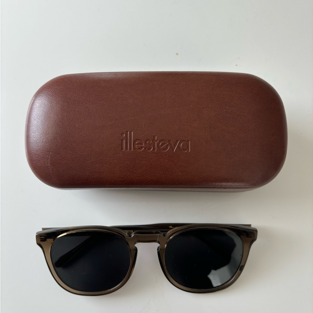 Illesteva grey sunglasses